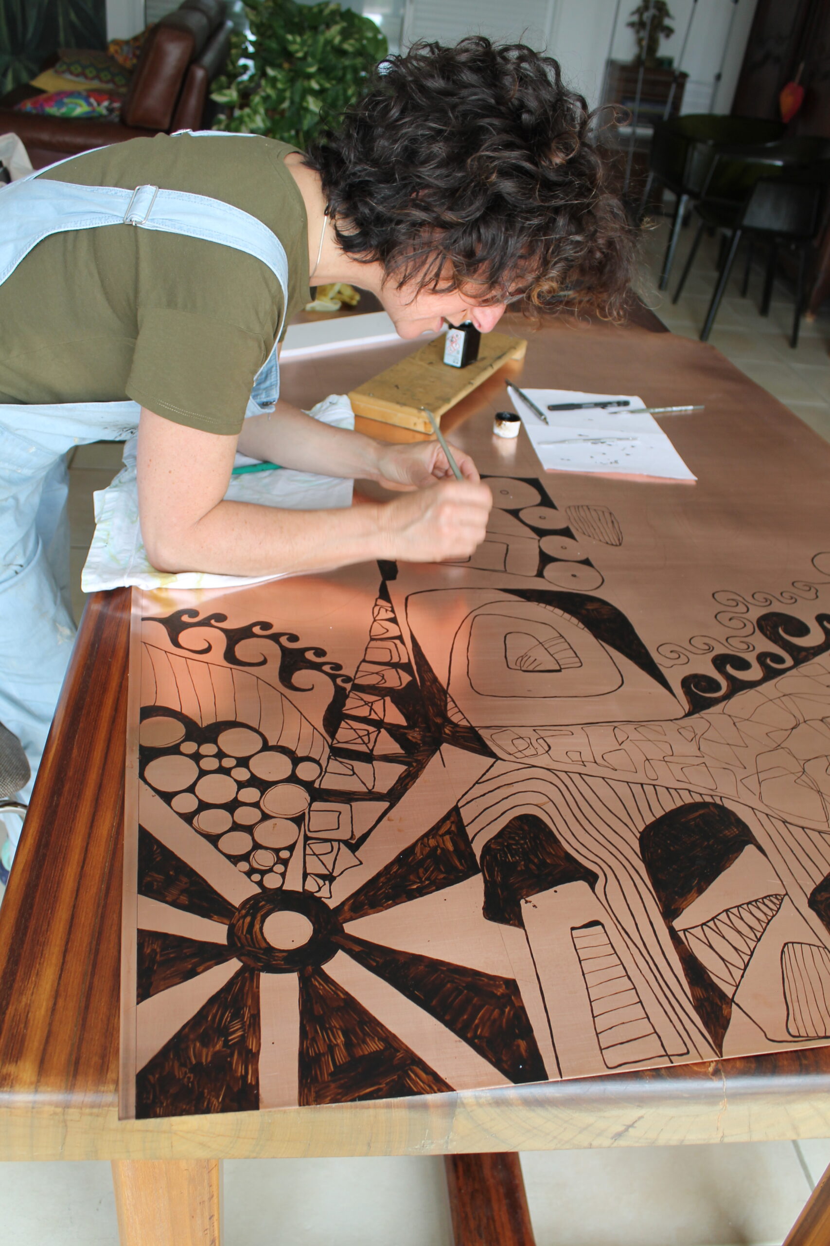 Muriel Carcagno réalisant une gravure à la main sur une plaque de cuivre dans son atelier près de Bayonne, au Pays Basque.