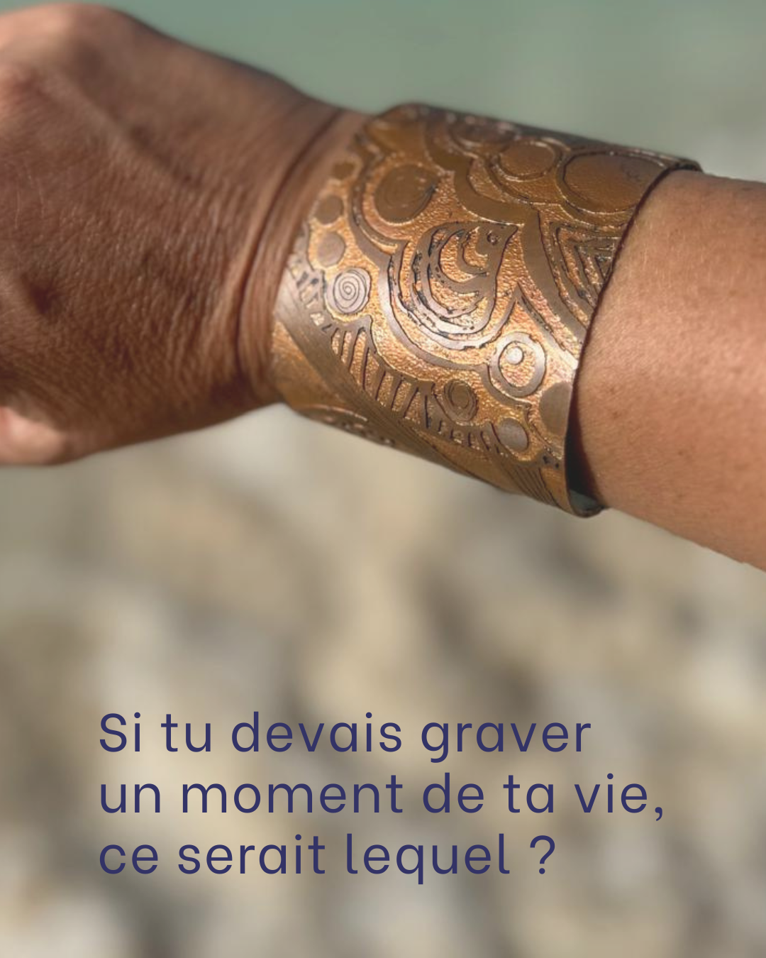 Bracelet en cuivre gravé – Un moment de vie Bracelet manchette en cuivre gravé, représentant un moment de vie immortalisé dans la matière