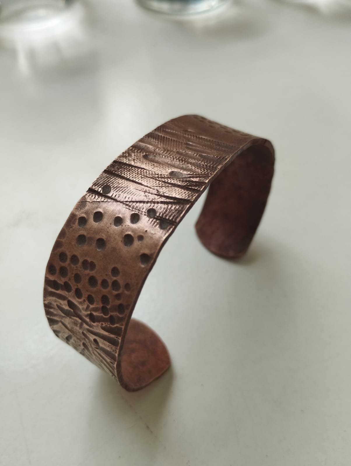 Bracelet manchette en cuivre martelé – Patine chocolat Bracelet manchette en cuivre martelé et patiné couleur chocolat, bijou artisanal fait main