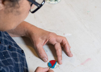 Création d'un bijou en émail sur cuivre lors d'un atelier créatif avec Muriel Carcagno, artiste graveuse sur métal et émailleuse d'art à Bayonne