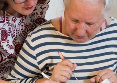 Participantes lors d’un atelier de création de bijoux en émail sur cuivre à Bayonne au Pays Basque