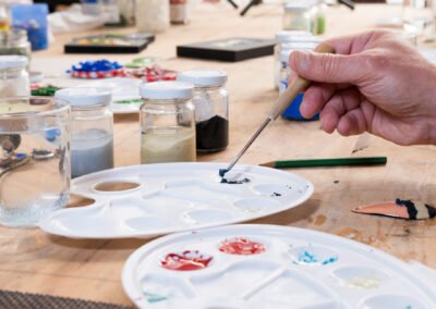 Outils, couleurs et matériel utilisés pour un atelier d’émail sur cuivre à Bayonne au Pays Basque