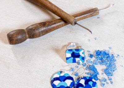 Parure artisanale en émail sur cuivre dans des tons de bleu, réalisée à Bayonne au Pays Basque