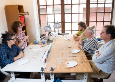 Muriel Carcagno anime un atelier de création en émail sur cuivre au Pays Basque. Les participants découvrent les gestes et techniques d'un métier d'art.