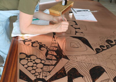 Muriel Carcagno réalisant une gravure à la main sur une plaque de cuivre dans son atelier près de Bayonne, au Pays Basque.