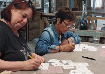 Participants à l'expérience TRACE imaginée par Muriel Carcagno, un atelier de gravure sur métal mêlant création artistique, réflexion personnelle et expression de soi au Pays Basque.
