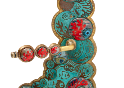 Poignée de porte en cuivre et laiton gravés patinés et émail sur cuivre réalisée à la main par Muriel Carcagno, artiste graveuse sur métal au Pays Basque.