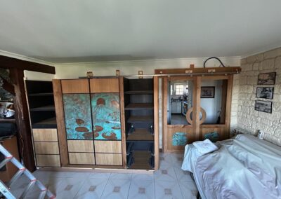 Ensemble de mobilier sur mesure en bois réalisé par un artisan d'art l'atelier les Maillet avec façades en cuivre et aluminium gravés, réalisé par Muriel Carcagno pour un aménagement intérieur unique.