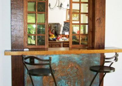 Habillage de bar sur mesure en cuivre gravé et patiné réalisé par Muriel Carcagno, artiste graveuse sur métal au Pays Basque.