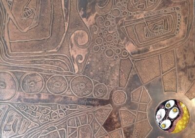 Œuvre murale en cuivre gravé avec patine chocolat dégradée et cabochon en émail sur cuivre, tableau contemporain réalisé à la main par Muriel Carcagno, artiste à Bayonne