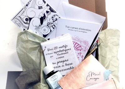 Coffret expérience TRACE avec carnet d'intention, encre et matériel de dessin intuitif pour développer la créativité et le bien-être.