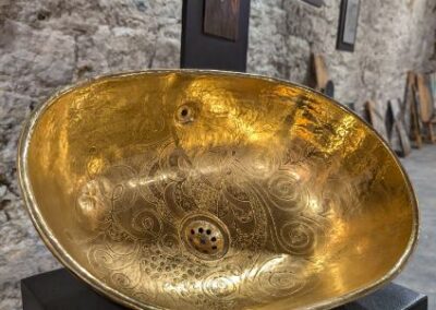Vasque en cuivre gravée à la main et dorée à l'or par électrolyse, création artisanale de Muriel Carcagno.