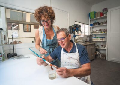 Artisan accompagnant un participant lors d’un atelier de création d’un bracelet en cuivre martelé à Bayonne
