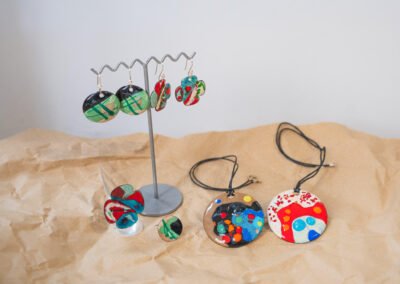 Exposition de bijoux en émail sur cuivre réalisés par les participants d’un atelier à Bayonne