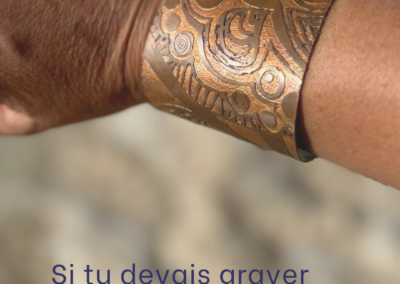 Bracelet manchette en cuivre gravé, représentant un moment de vie immortalisé dans la matière