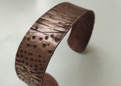 Bracelet manchette en cuivre martelé et patiné couleur chocolat, bijou artisanal fait main
